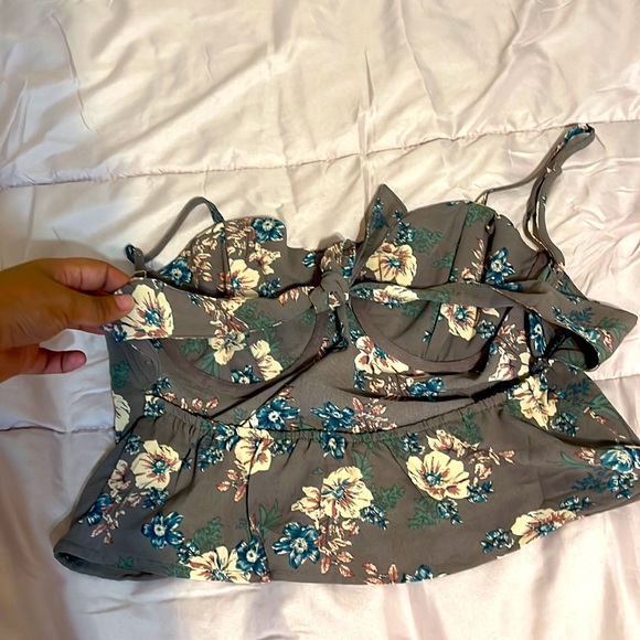 Open back spaghetti strap flower crop top - Picture 2 of 2
